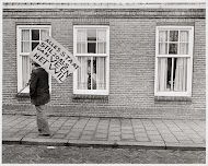 Een staker op weg naar huis
