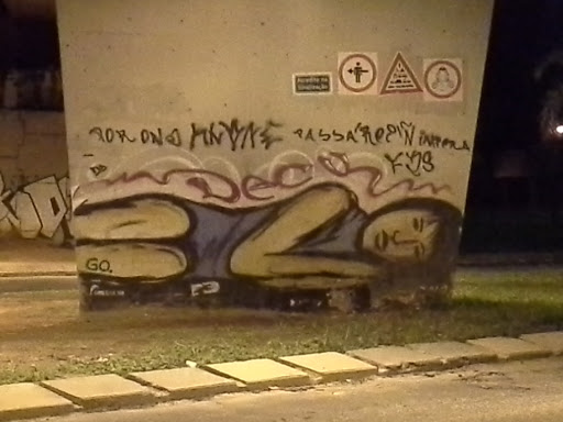 Arte De Rua Moça Deitada No Viaduto