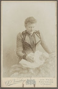 Portret van Grietje Vermeulen-Luitjes met een baby