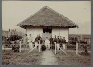 Ambtenaar met staf voor een huis, 1912