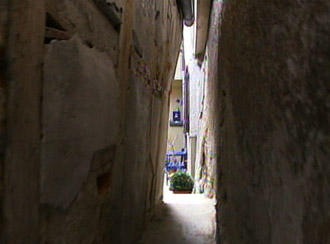 narrowest-street (1)