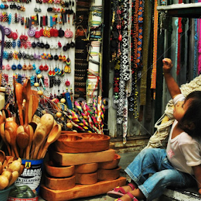 curiosity by Aurora Villegas - People Street & Candids