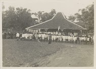 Kinderen brengen een aubade bij een pendoppo in Gadingredjo