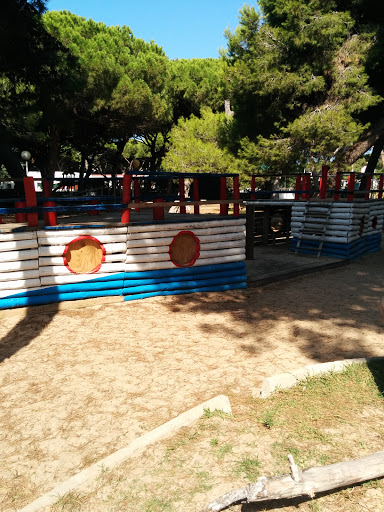 Parque Infantil Con Barco De Madera