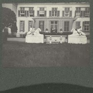 Kinderen op leeuwenbeelden voor Landgoed De Paauw