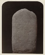 Achterzijde van een beschreven Ganesha steen