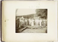 Paul en Lucie Sandel met groot gezelschap met door Paul buitgemaakte krokodil,, Tandjong Poera,  Langkat Sumatra