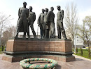 Памятник Революционерам
