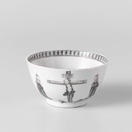 Klokvormige kop met een voorstelling van de kruisiging