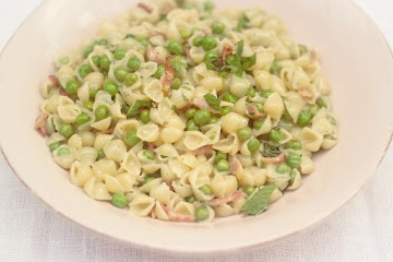 Mini shell pasta with a creamy smoked bacon & pea sauce