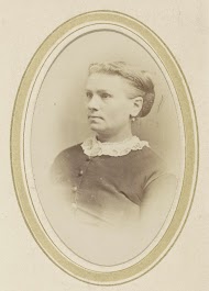 Portret van een vrouw met een kanten kraag