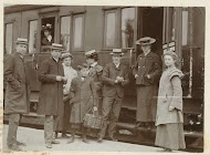 Groepsportret met Go, Dolph en Jan Kessler bij het vertrek met de trein