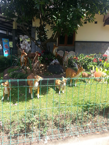 Deers Family Statue
