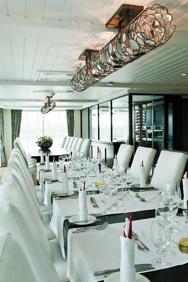 AmaVerde-Restaurant-Erlebnis - At Erlebnis Chef’s Table on AmaVerde, you can watch a private chef prepare a tasting menu in the exclusive 24-seat venue. 