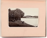 Gezicht op pakhuizen voor nootmuskaat op Bandaneira