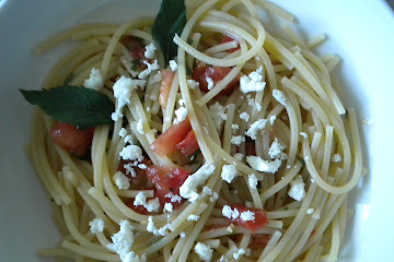 Marinated Tomatoes and Mint Over Pasta