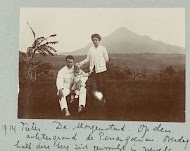 Een gezinsportret van vrouw, man en kind tegen de achtergrond van de Penangunan.