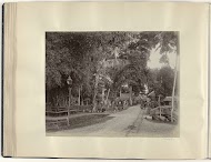 Militairen en burgers bij de ingang van Padang Tidji in Nederlands-Indië