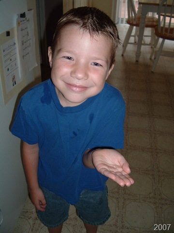[20070814-1 Russell and his 2nd lost tooth![5].jpg]