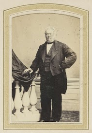 Portret van een man met een jas