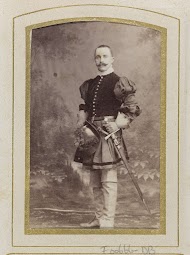 Portret van een jonge man in kostuum met zwaard, aangeduid als B.J.D. Zubli