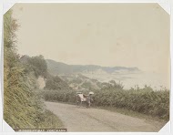 Gezicht op de Mississippibaai bij Yokohama met op de voorgrond een riksja