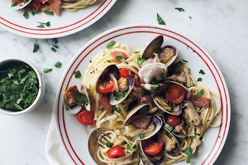 Linguine with Clams, Bacon and Tomatoes