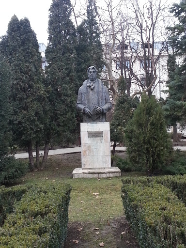 Statuie Mihail Sadoveanu