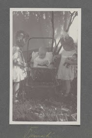 Klaas en Tiny Kleiterp en baby Pieteke in een kinderwagen in Tjimahi