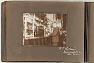 Interieur van de drogisterij van W.T. Bijlsma, Nieuwmarkt 24, Amsterdam