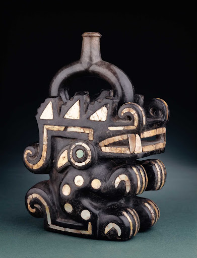 Sculptural ceramic ceremonial vessel that represents a mythological animal ML012803
