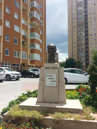 Evren Sitesi Atatürk Büstü