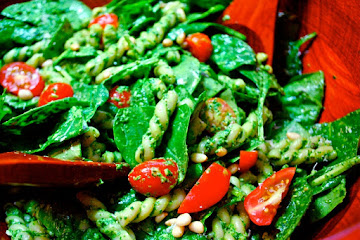 Spinach and Pasta Salad with Pesto