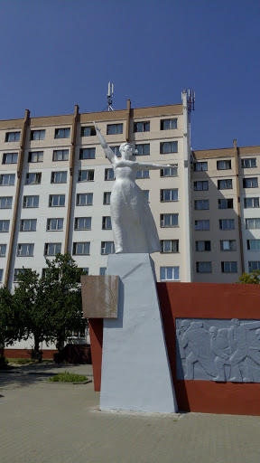 Статуя комсомолки.