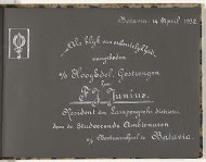 Titelblad van het fotoalbum aangeboden aan de resident der Lampongse districten F.J. Junius door studerende ambtenaren van de bestuursschool te Batavia