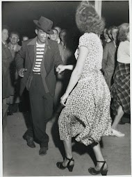 Dansend paar tijdens Keti-Koti