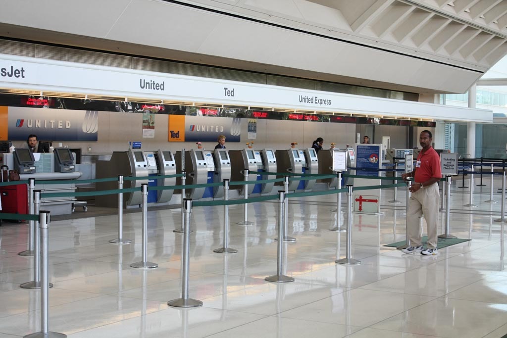 [OntarioAirportCheckIn[4].jpg]