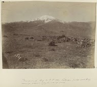 Gezicht op de berg Demaoend in Perzië, met op de voorgrond mannen in de weer met een driepoot