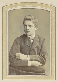 Portret van een jongeman met de armen gevouwen