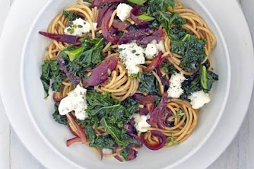 Spaghetti with caramelised onion, kale & gorgonzola