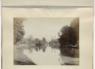 Water in Nederlands-Indië met aan het einde een brug en een kerktoren
