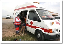 Una integrante de Cruz Roja de Almodóvar del Campo presta asistencia sanitaria a un participante en una prueba ciclista organizada en el municipio.