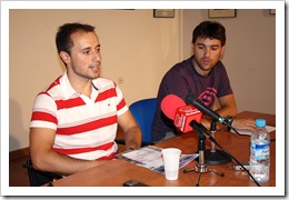 El concejal Alberto López, a la izquierda, esta mañana en rueda de prensa  junto a Javier Serrano, coordinador de Deportes.