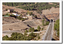 El trazado de la vía férrea de alta velocidad, a su paso junto a Minas de Horcajo.