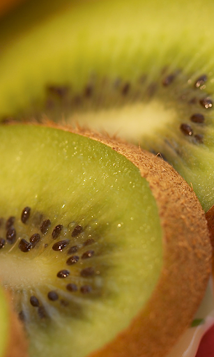 Kiwi with rain drops Wallpaper