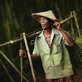 Petani Tua by Lengz Jurufoto - People Portraits of Men