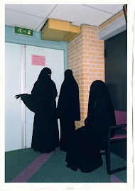 Drie jonge vrouwen in niqaab in de moskee