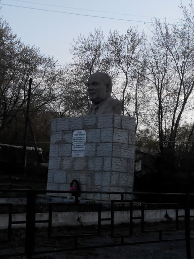 Памятник Ефремову