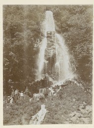 Portret van de families Kessler en Heyning onder aan een bergwaterval in de Harz
