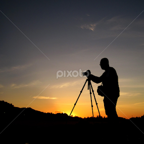 'When the explorer is ready, the guide will appear' ....... :D :D by Alfi Nurulhida - People Professional People